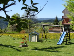 Spielplatz vor dem Haus